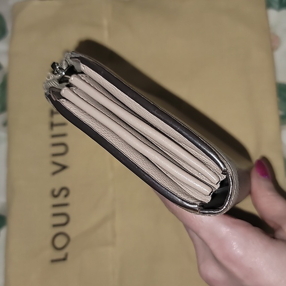 Louis Vuitton Grained Veau Cachemire Comete V Zippy Wallet Grey MI3165 +Dust Bag - Picture 7 of 15